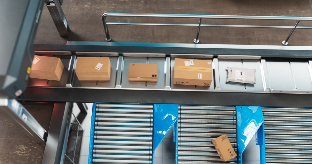 Conveyor belt with parcels on inside 3PL in Ohio being moved for fulfillment services. 